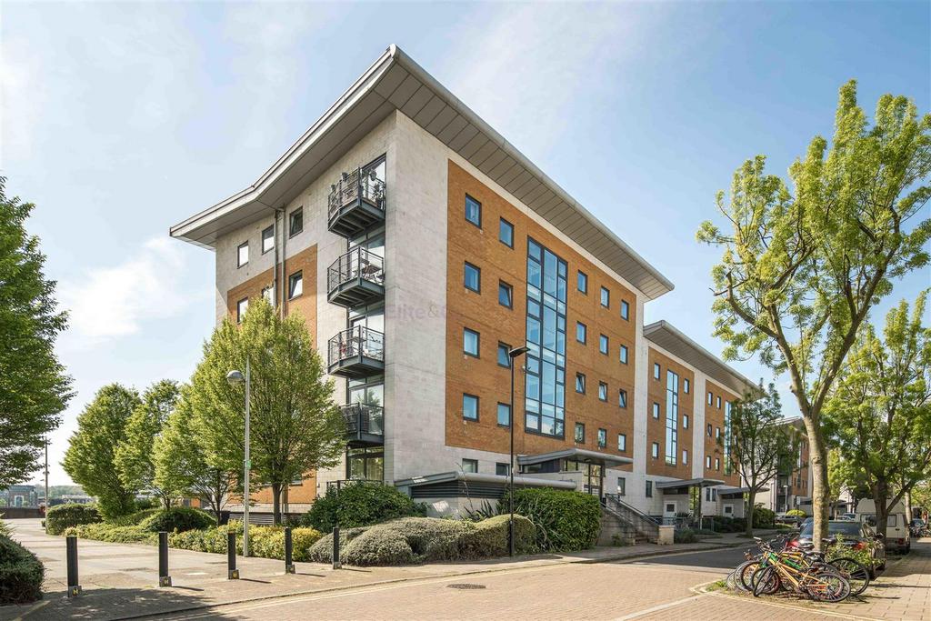 Fishguard Way, London, E16 2 bed property for sale £375,000
