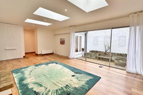 3 bedroom bungalow for sale, Hall Road, London NW8