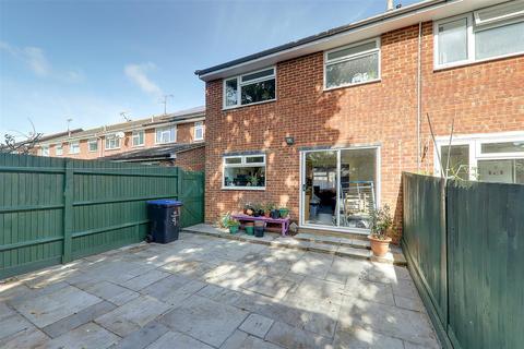 3 bedroom end of terrace house to rent, Tavy Close, Worthing, BN13