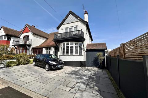 3 bedroom semi-detached house for sale, Kent View Avenue, Leigh-On-Sea