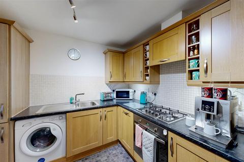 2 bedroom property to rent, Florence Court, Perth