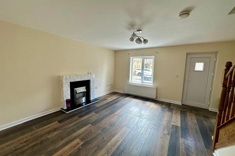 3 bedroom terraced house to rent, St. Johns Close, Silsden