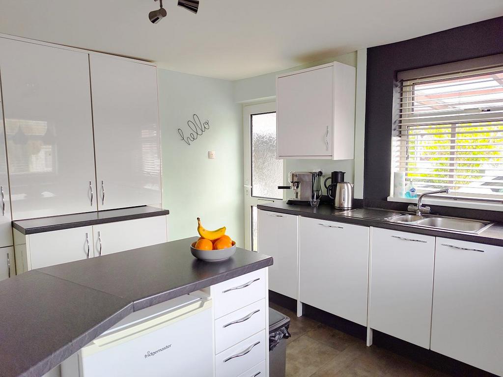 2 kitchen 04.jpg