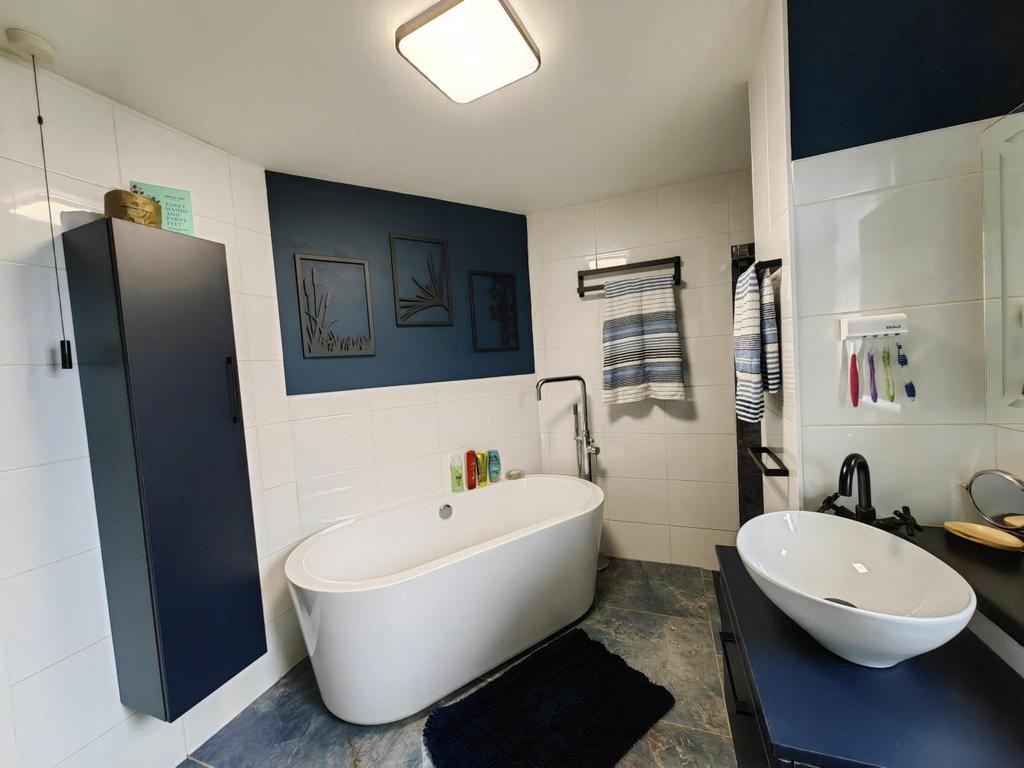 7 bathroom 11.jpg