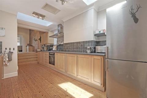 2 bedroom apartment for sale, Queens Road, Buckhurst Hill IG9