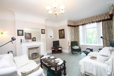 2 bedroom flat for sale, Harlow Moor Drive, Harrogate HG2