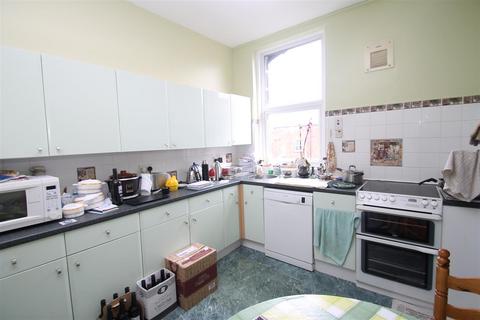 2 bedroom flat for sale, Harlow Moor Drive, Harrogate HG2