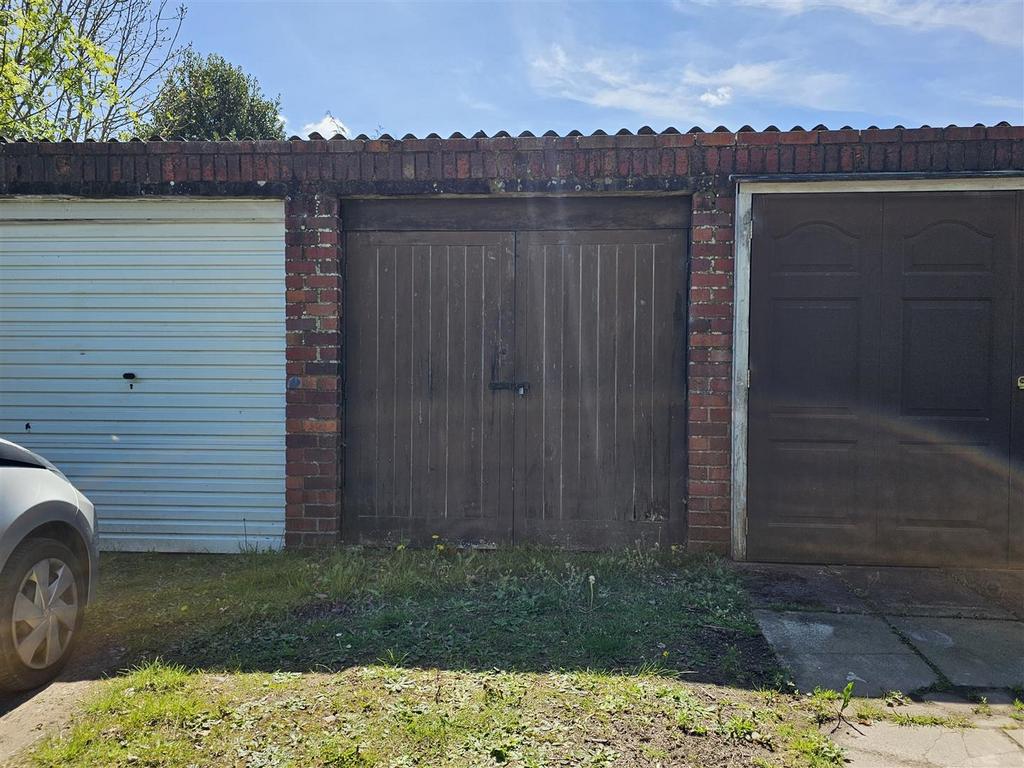 Garage / Parking