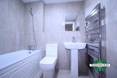 1 bedroom house to rent, High Road, Ilford