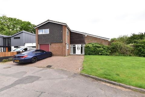 4 bedroom detached house to rent, Whitney Drive, Stevenage