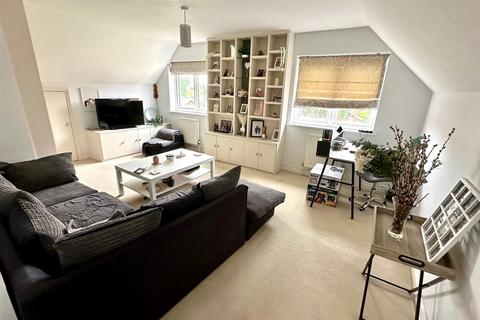 2 bedroom penthouse to rent, Eggars Hill, Aldershot GU11