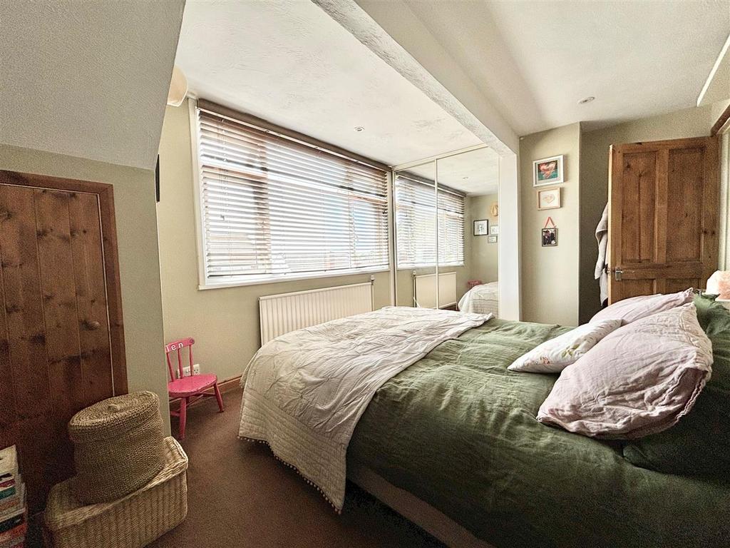 Bed1a.jpg