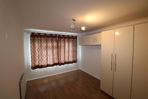 2 bedroom maisonette to rent, Luther Close, Edgware