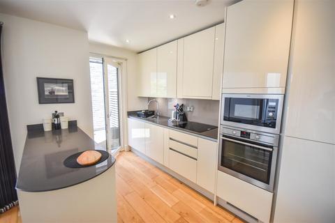 2 bedroom apartment to rent, Narrowboat Avenue, Brentford
