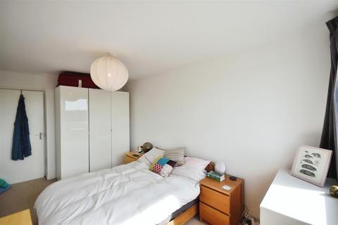 2 bedroom apartment to rent, Justin Close, Brentford