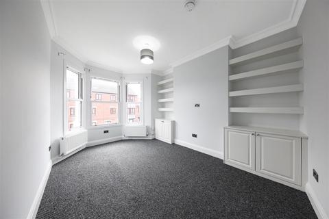 4 bedroom flat to rent, St. Saviours Road, London