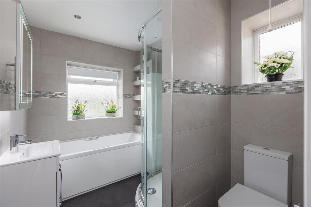Queensgate 169 Bathroom-1.jpg