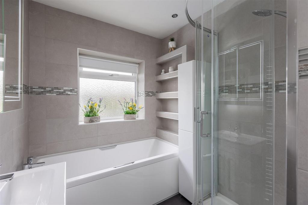Queensgate 169 Bathroom-2.jpg