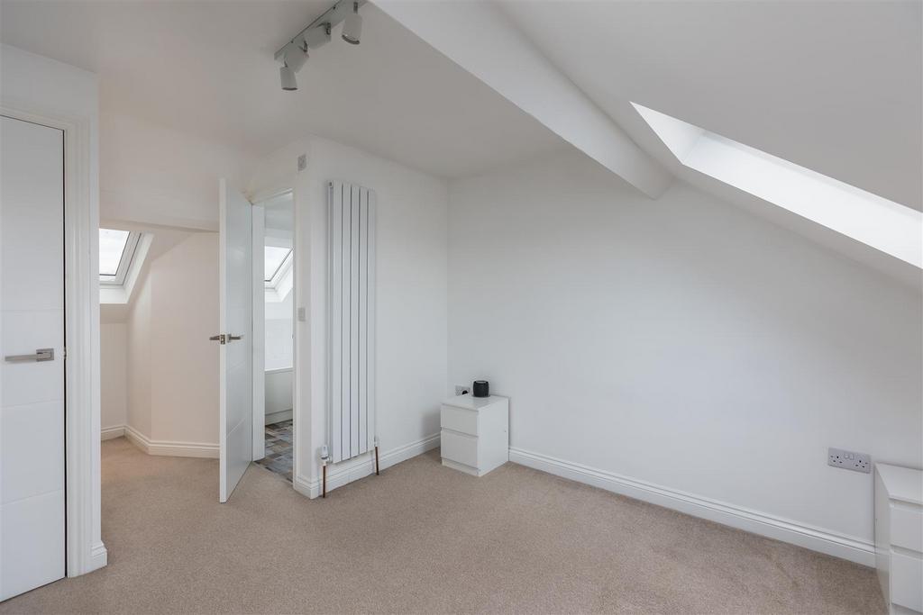 Queensgate 169 Bedroom 1-3.jpg