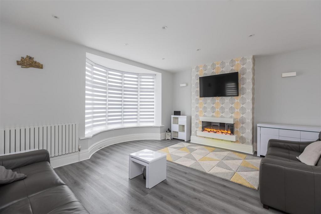Queensgate 169 Sitting Room-1.jpg