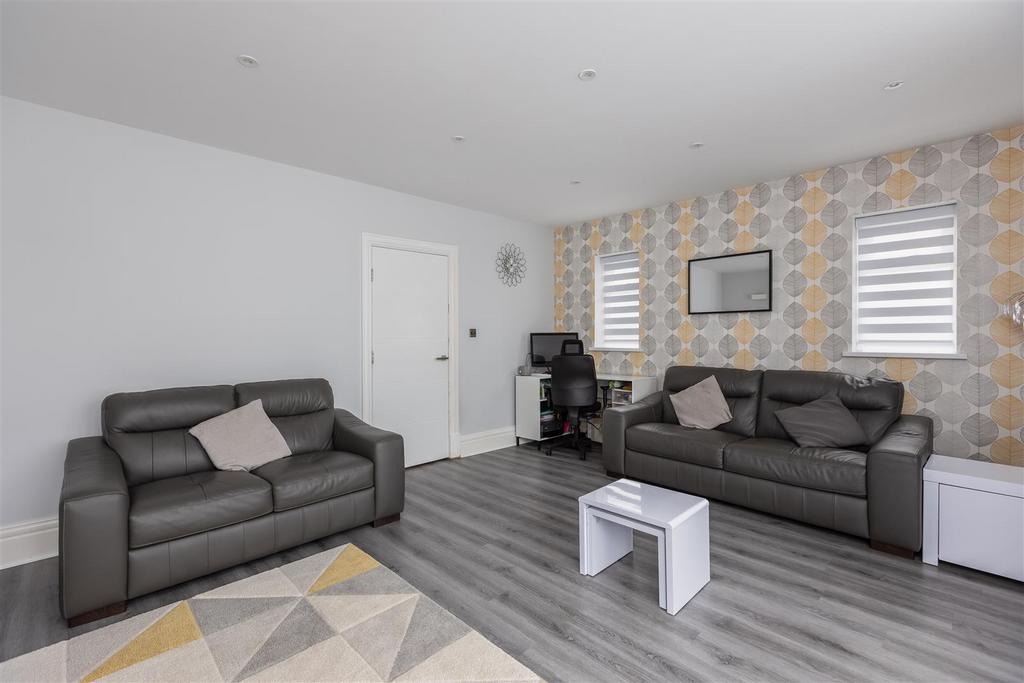 Queensgate 169 Sitting Room-2.jpg