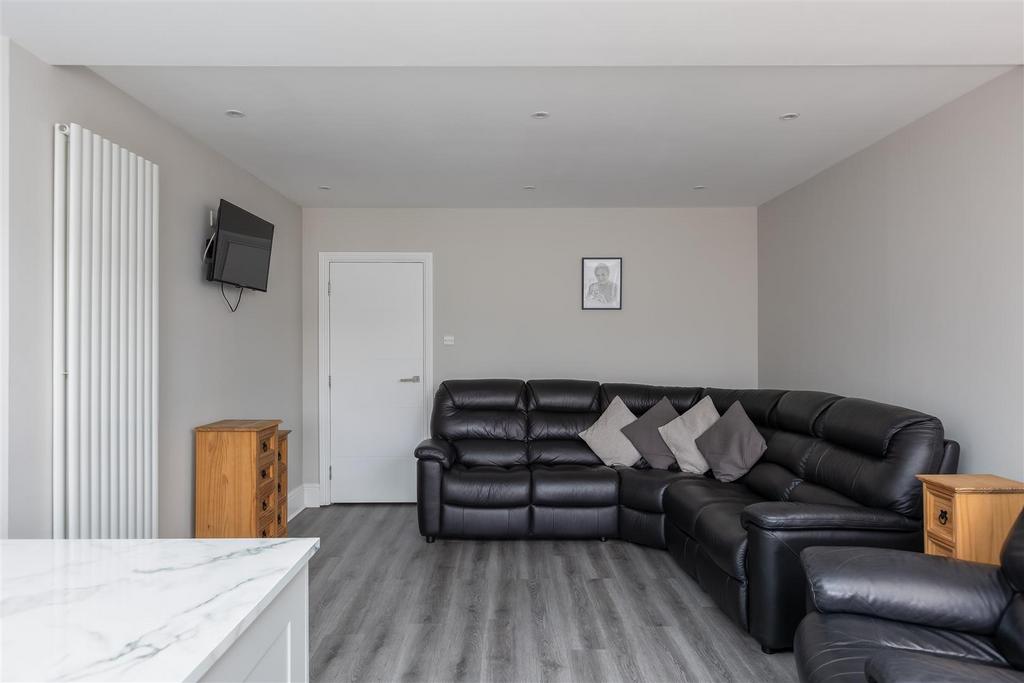 Queensgate 169 Kitchen-4.jpg