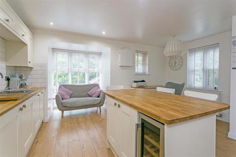 5 bedroom end of terrace house for sale, Graylands Close, Cippenham