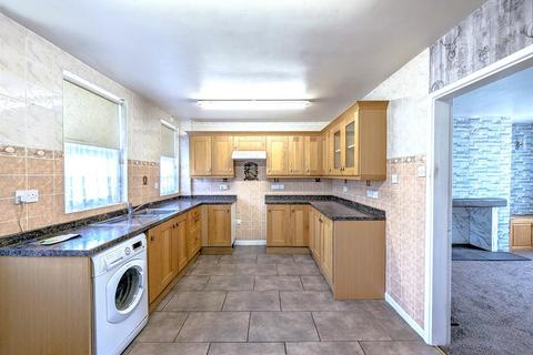 2 bedroom end of terrace house for sale, Cherry Grove, Leigh