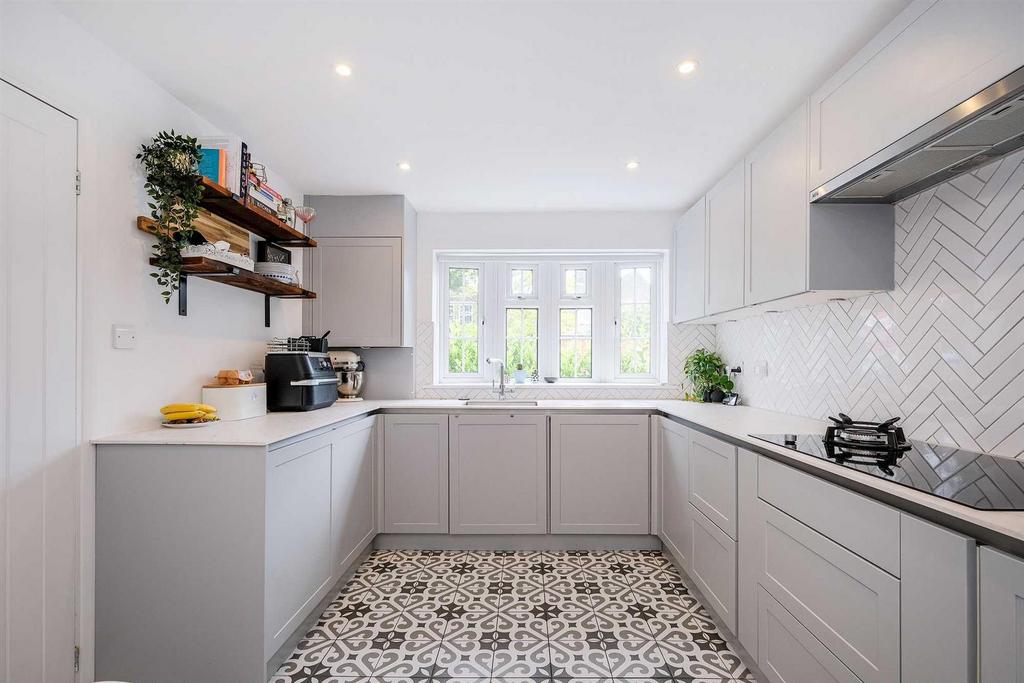 9 Eastway Wanstead-1.JPG