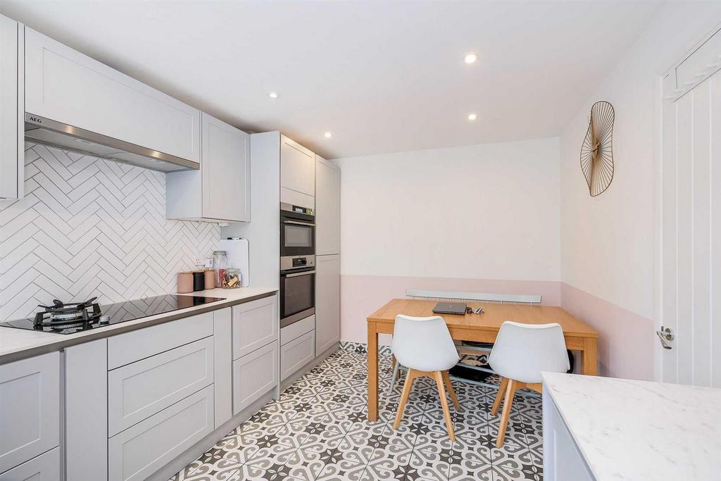 9 Eastway Wanstead-2.JPG