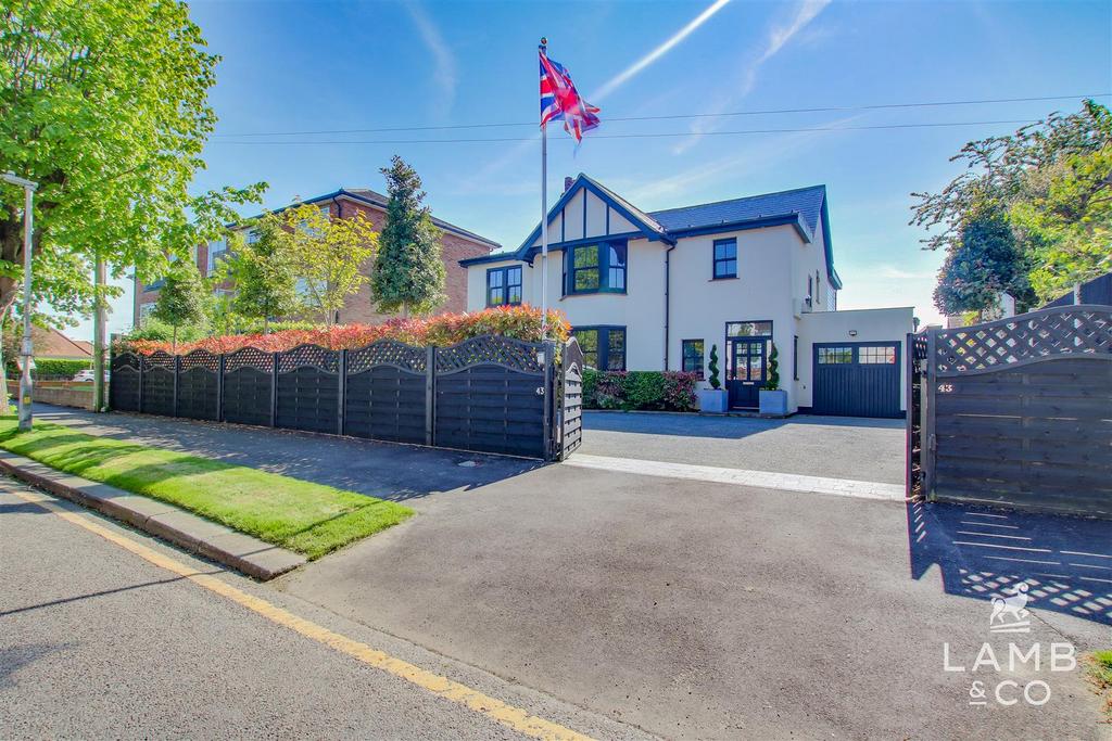 Kings Avenue, HollandOnSea CO15 5 bed detached house for sale £750,000