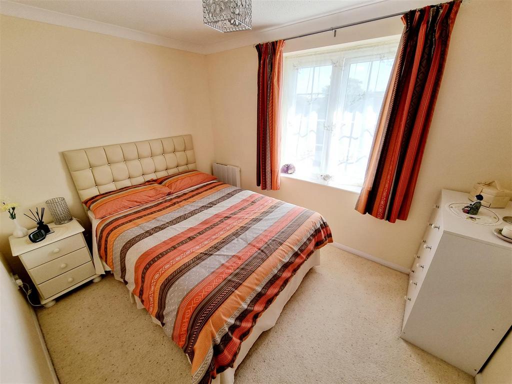Bed 2.jpg