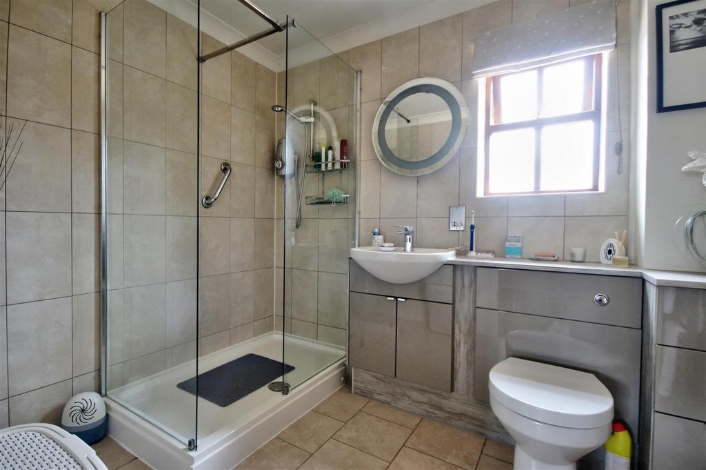 En Suite Shower Room: