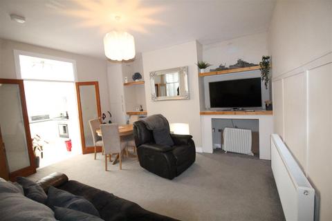 2 bedroom end of terrace house for sale, Raikes Lane, Birstall, Batley