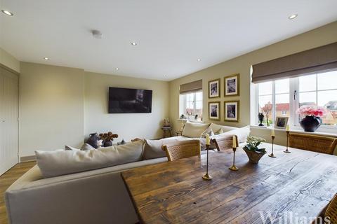 2 bedroom flat for sale, Whinham Green, Aylesbury HP18