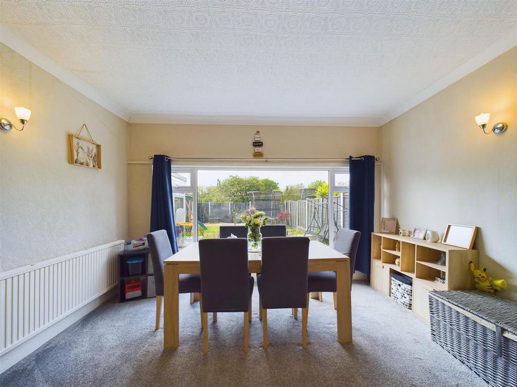 Dining/sitting room: