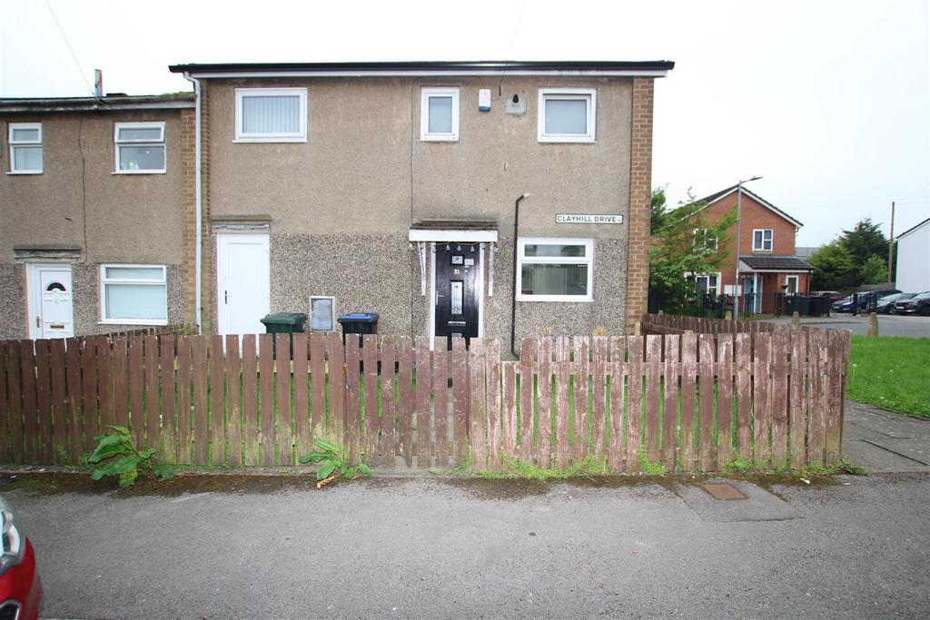 Clay Hill Drive, Wyke, Bradford 3 bed townhouse to rent £850 pcm (£