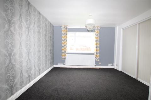 3 bedroom townhouse to rent, Clay Hill Drive, Wyke, Bradford