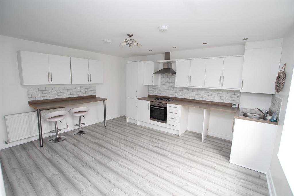 Ford Hill, Queensbury, Bradford 2 bed townhouse £750 pcm (£173 pw)
