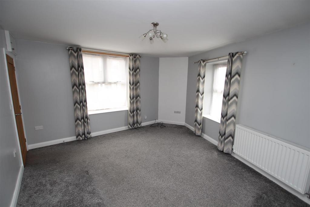 Ford Hill, Queensbury, Bradford 2 bed townhouse £750 pcm (£173 pw)