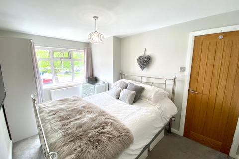 3 bedroom end of terrace house to rent, Bradley Road, Huddersfield