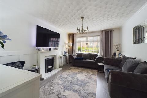 3 bedroom terraced house for sale, Puffin Road, Crawley RH11