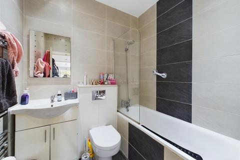 1 bedroom flat for sale, Gatwick Road, Crawley RH10