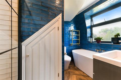 145 Ruden Way, Epsom, KT17 3LW