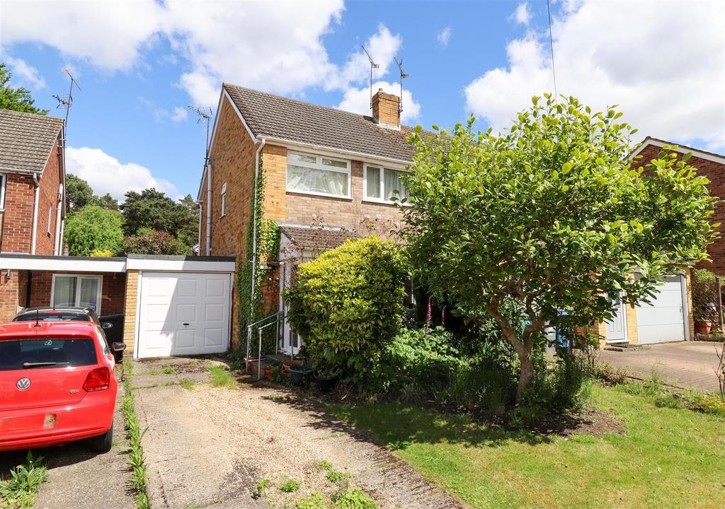 Northfield Road, Fleet GU52 3 bed semidetached house for sale £400,000