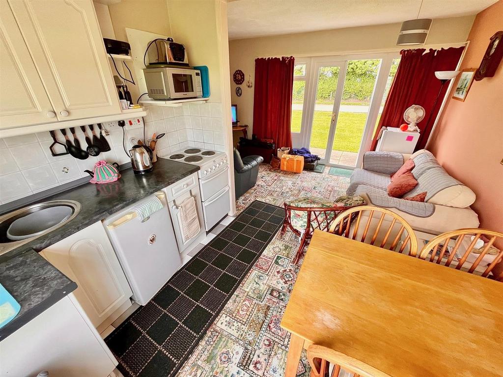 Kitchen/Dining Area