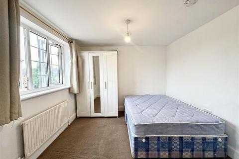 1 bedroom in a house share to rent, High Street, Harlington, UB3 5LE