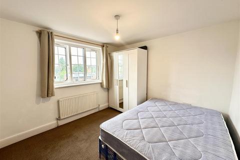 1 bedroom in a house share to rent, High Street, Harlington, UB3 5LE