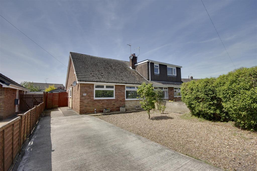 Barnards Drive, South Cave 2 bed semidetached bungalow for sale £219,950