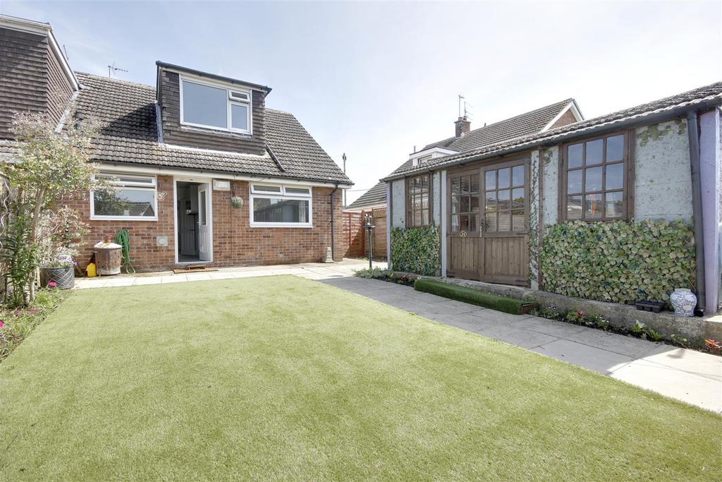 Barnards Drive, South Cave 2 bed semidetached bungalow for sale £219,950